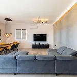 Neoma Villa *