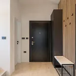 Neoma Villa