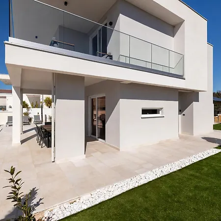 Neoma Villa